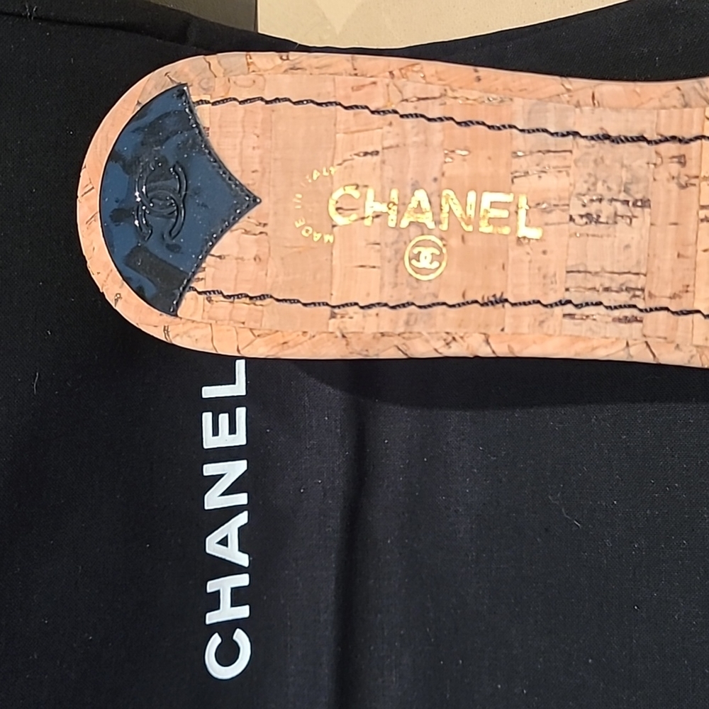 👡👡👡CHANEL New Cork Slides with Patent Logo. Stunning. - Picture 4 of 8